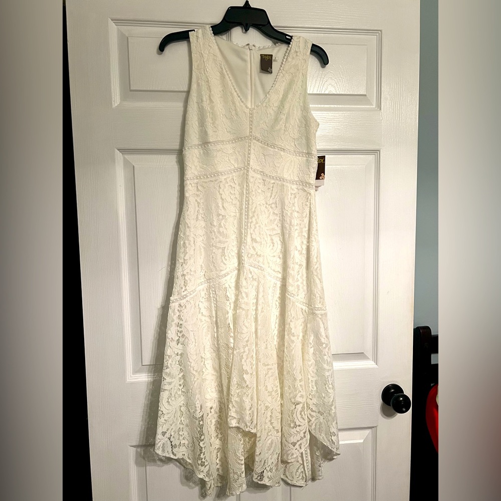 Gorgeous white lace dress. Taylor. Size 2.